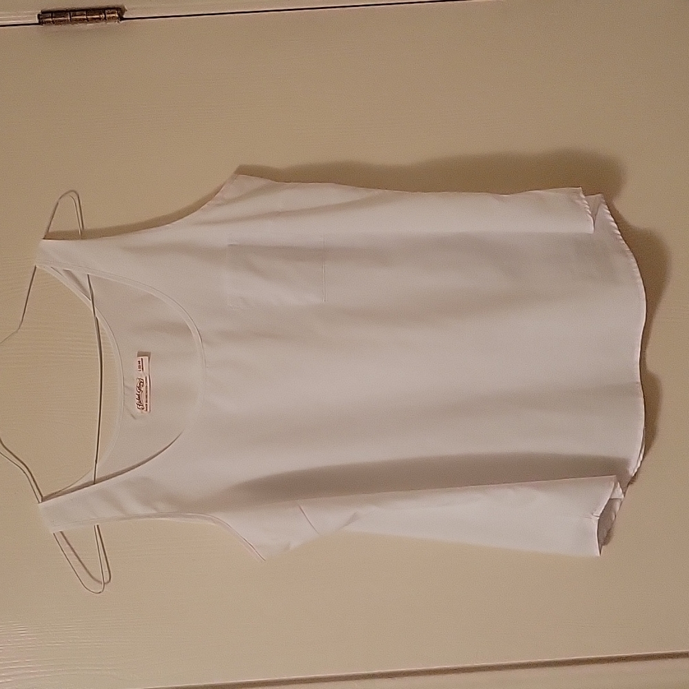 White sleeveless top. Size L